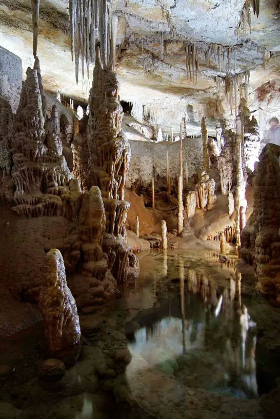 Unterirdischer See in der Höhle Coves de Campanet