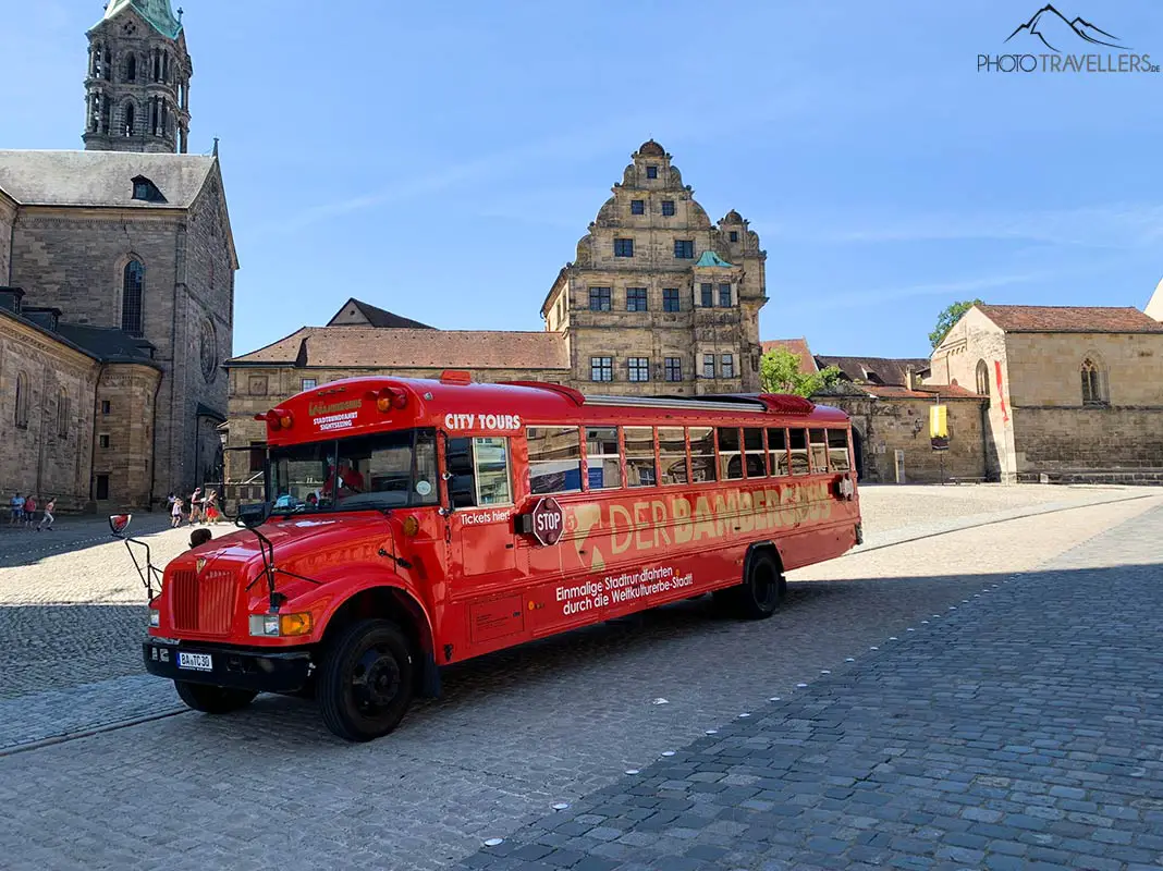 Der roter BambergBus auf dem Bamberger Domplatz
