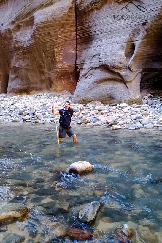 Flo mit einer komischen Pose in einem Canyon