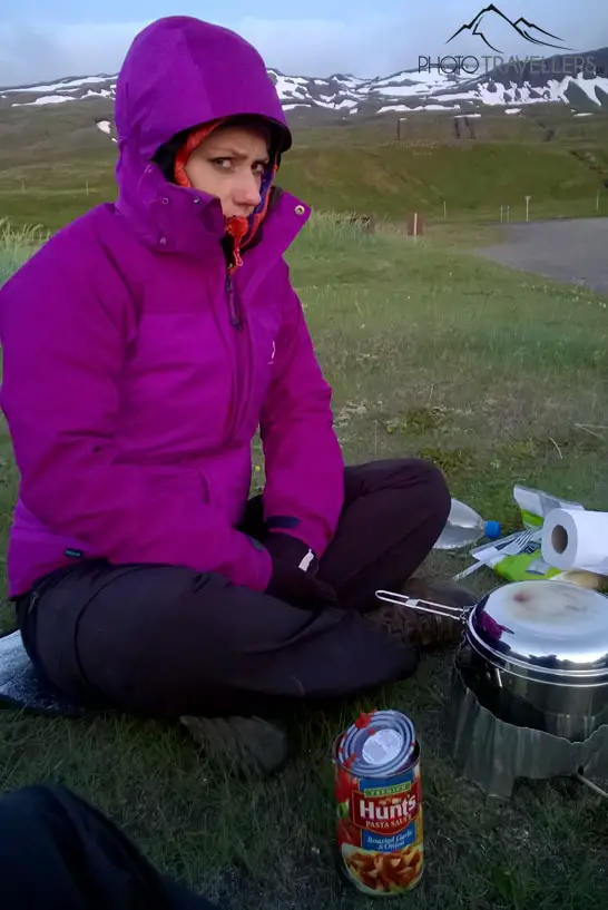 Biggi mit schlechter Laune beim Kochen auf Island