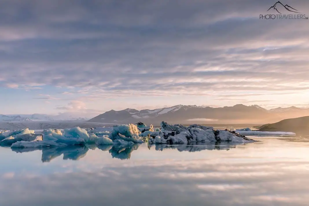 The glacier lake Jökulsárlón on Iceland in the morning light