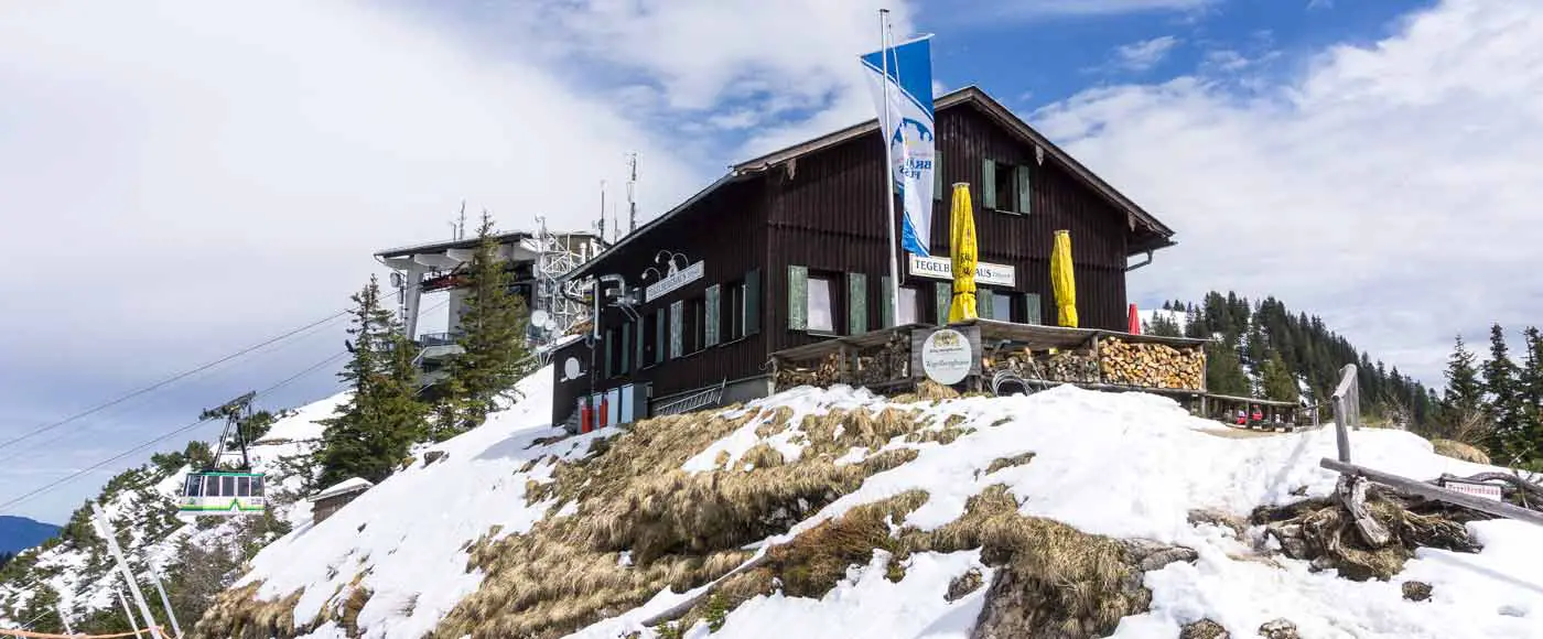 Berghütten in den Alpen, die im Winter geöffnet haben