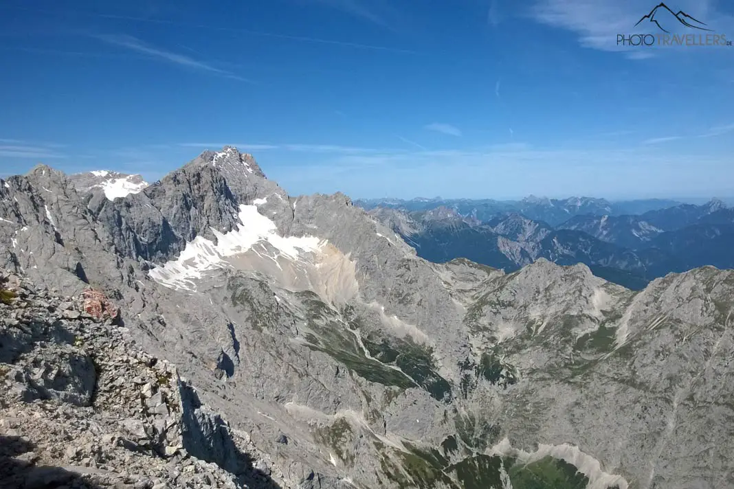 Der Blick vom Gifel der Alpspitze in Richtung Zugspitze