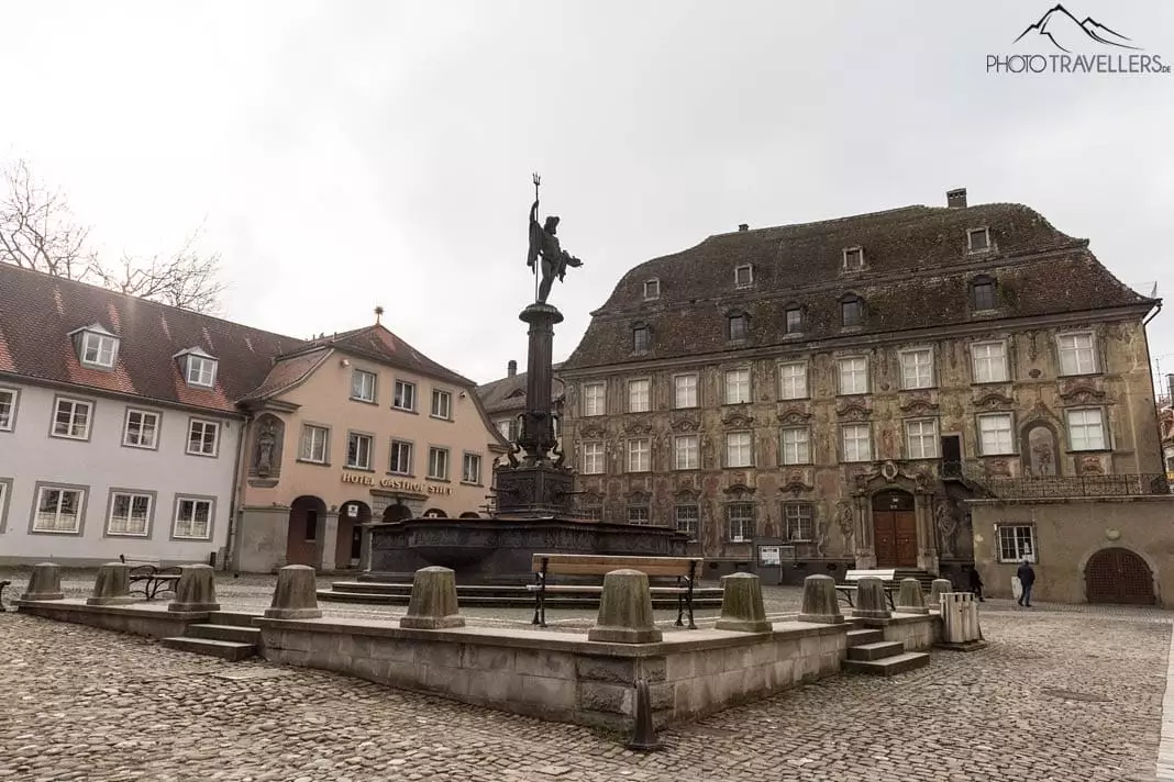 Der Neptunbrunnen mit dem Stadtmuseum in Lindau