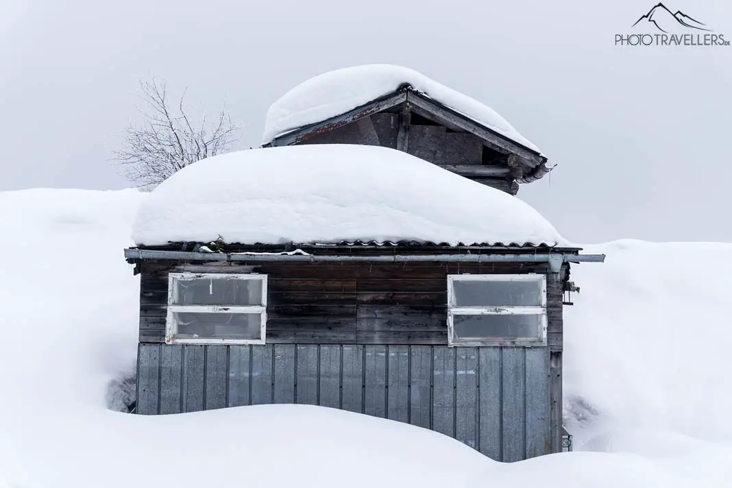 Verschneite Hütte