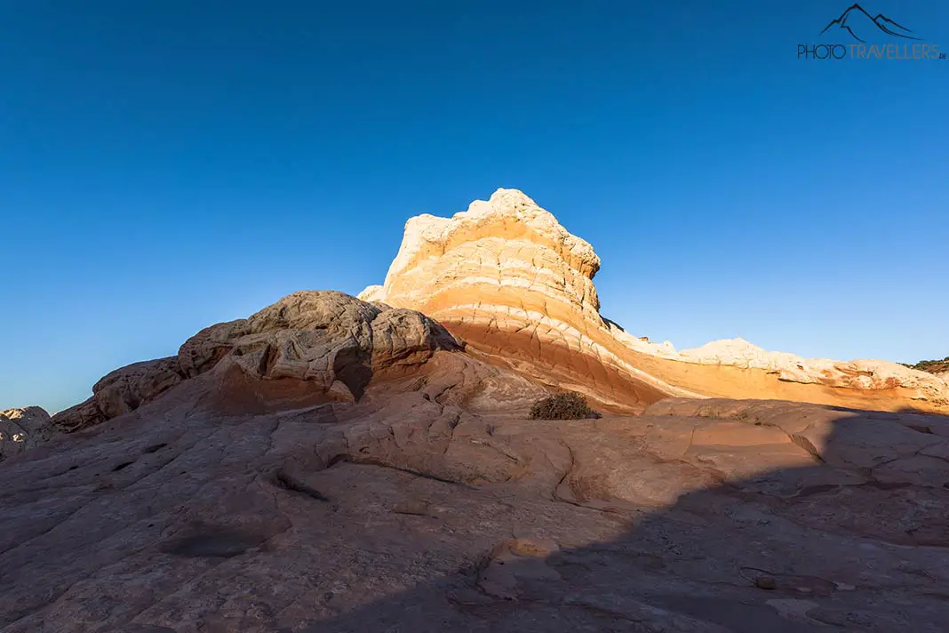 Eine angestrahlte Sandsteinformation im Gebiet White Pocket in Arizona