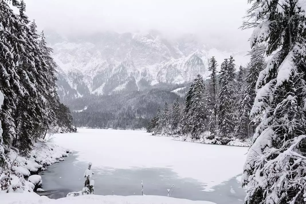 Der Eibsee mit der Zugspitze im Winter
