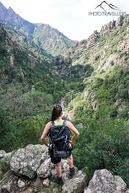 Reisebloggerin Biggi Bauer steht am Rand der Spelunca-Schlucht auf Korsika und blickt in die Ferne