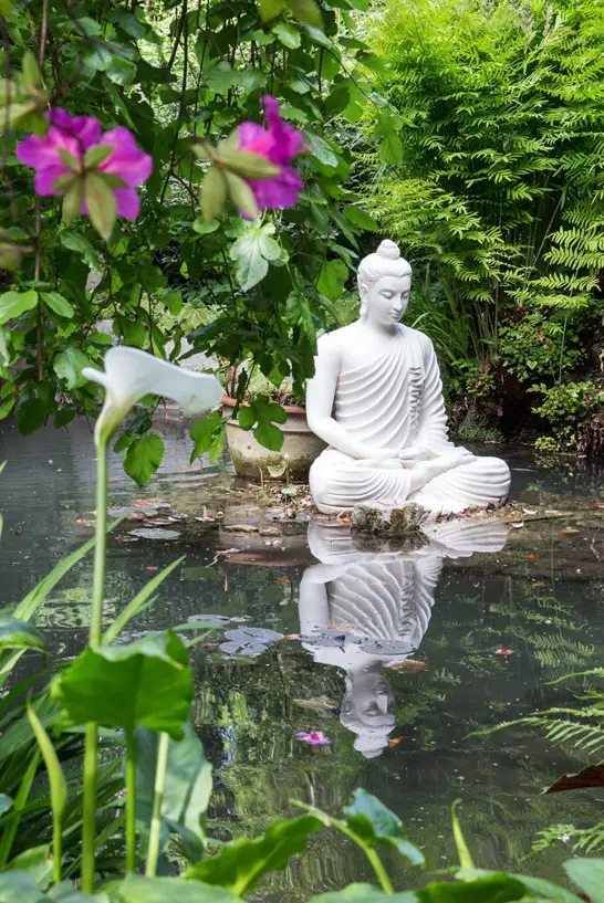 Eine Buddha-Statue im Botanischen Garten Gardone