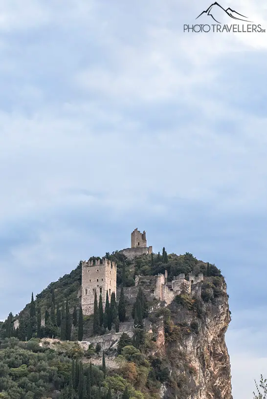 Der Blick auf das Castello di Arco auf einem Felsen