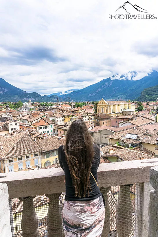 Reisebloggerin Biggi Bauer auf dem Torre Apponale in Riva del Garda
