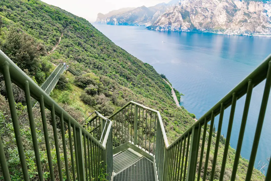 Die grünen Eisentreppen auf dem Sentiero Panoramico in Torbole mit Blick auf den Gardasee