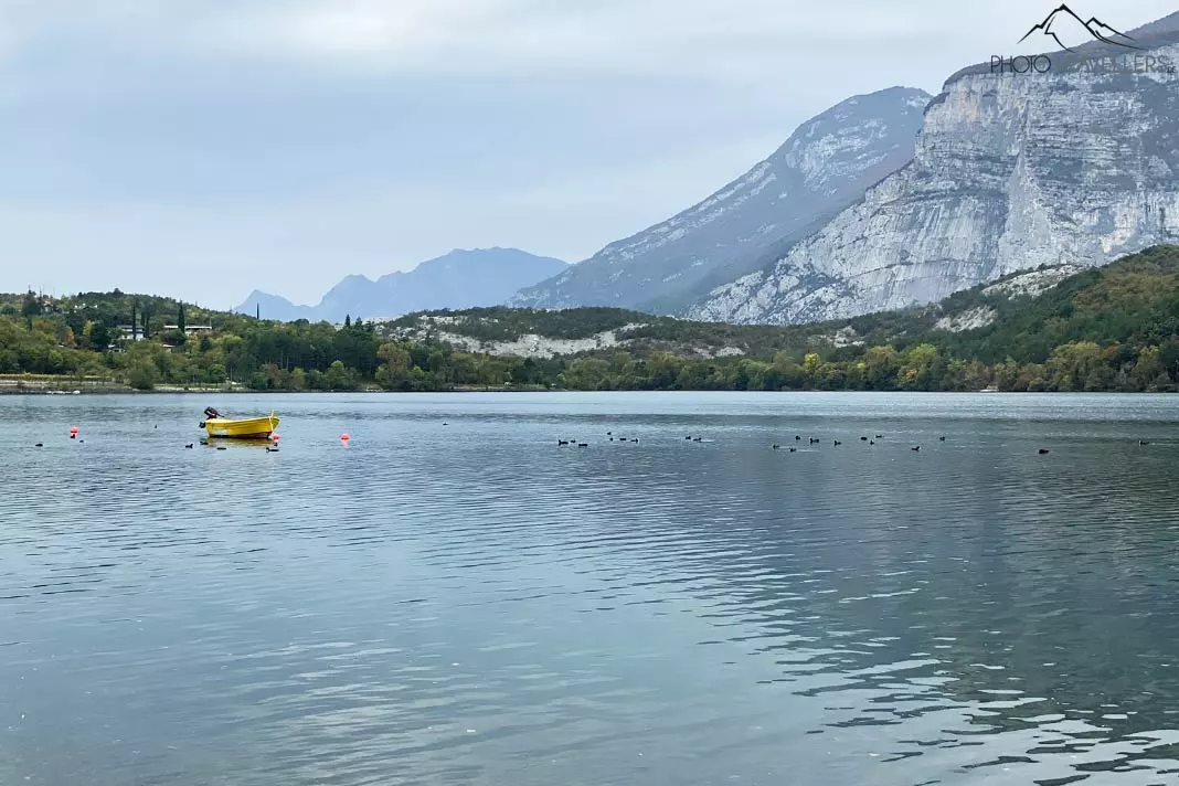 Ein gelbes Ruderboot auf dem Cavedinesee in Italien