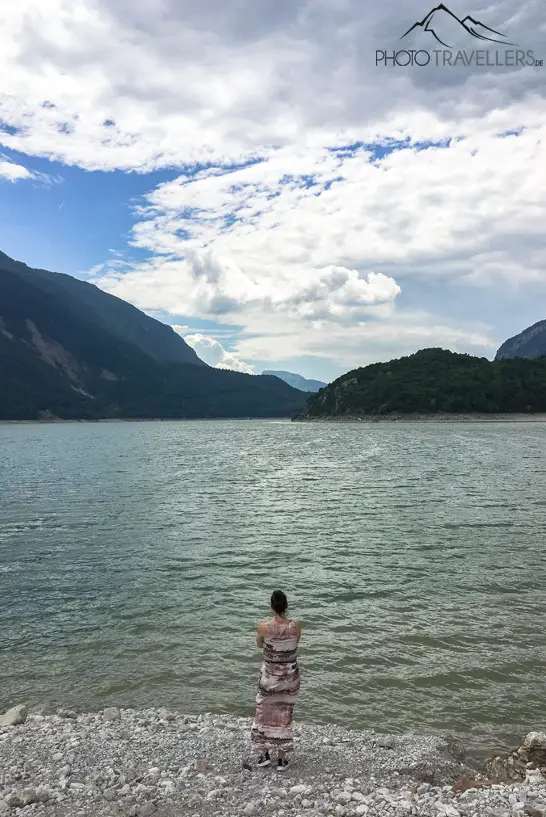 Reisebloggerin Biggi Bauer am Ufer des Molvenosees in Italien
