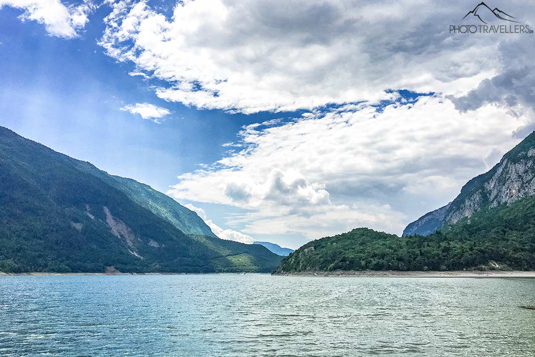 Blick über den Molvenosee mit Bergen im Hintergrund, Italien