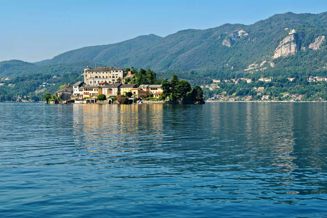 Blick über den Ortasee mit der Insel, Italien