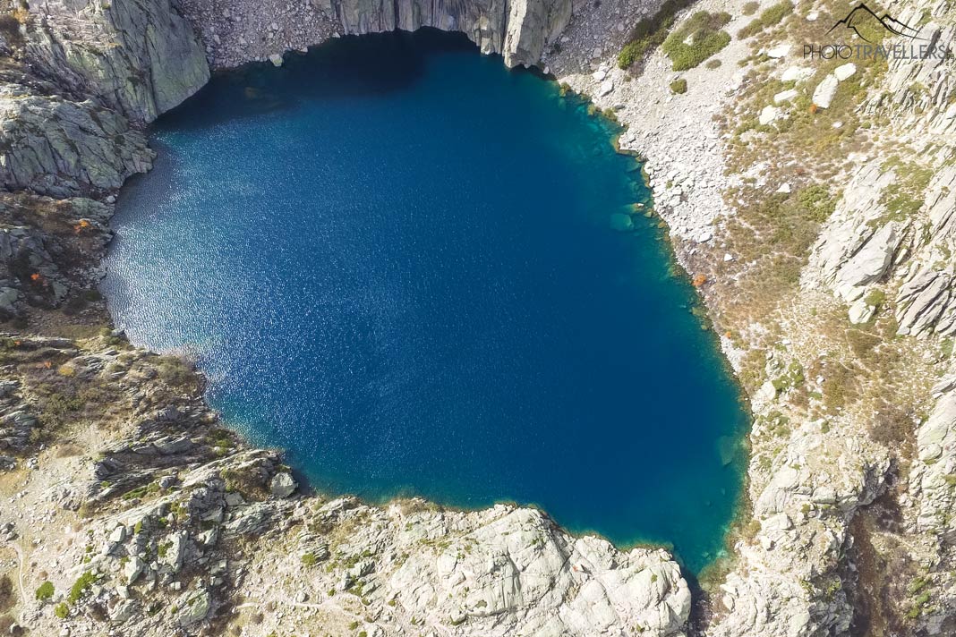 Der Blick aus der Luft auf den Capitellosee auf Korsika