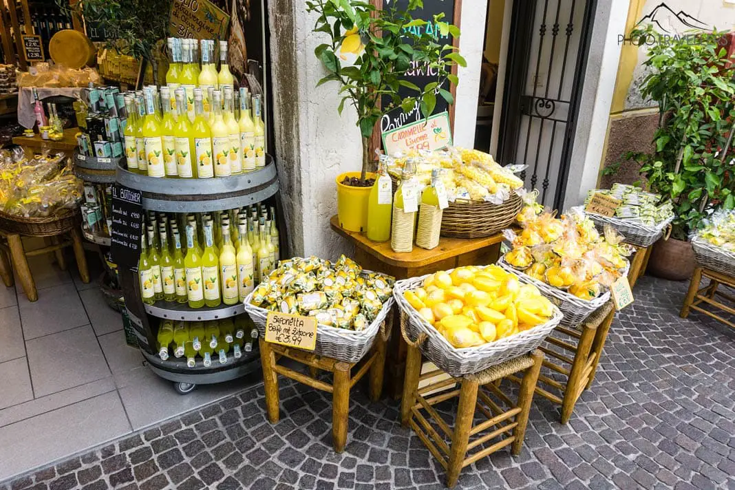 Ein Laden mit Limoncello in Limone am Gardasee