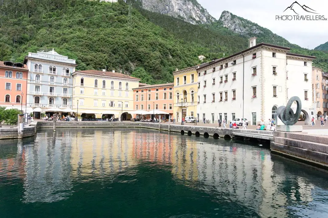 Der Hafen von Riva del Garda mit den bunten Häusern und den Bergen