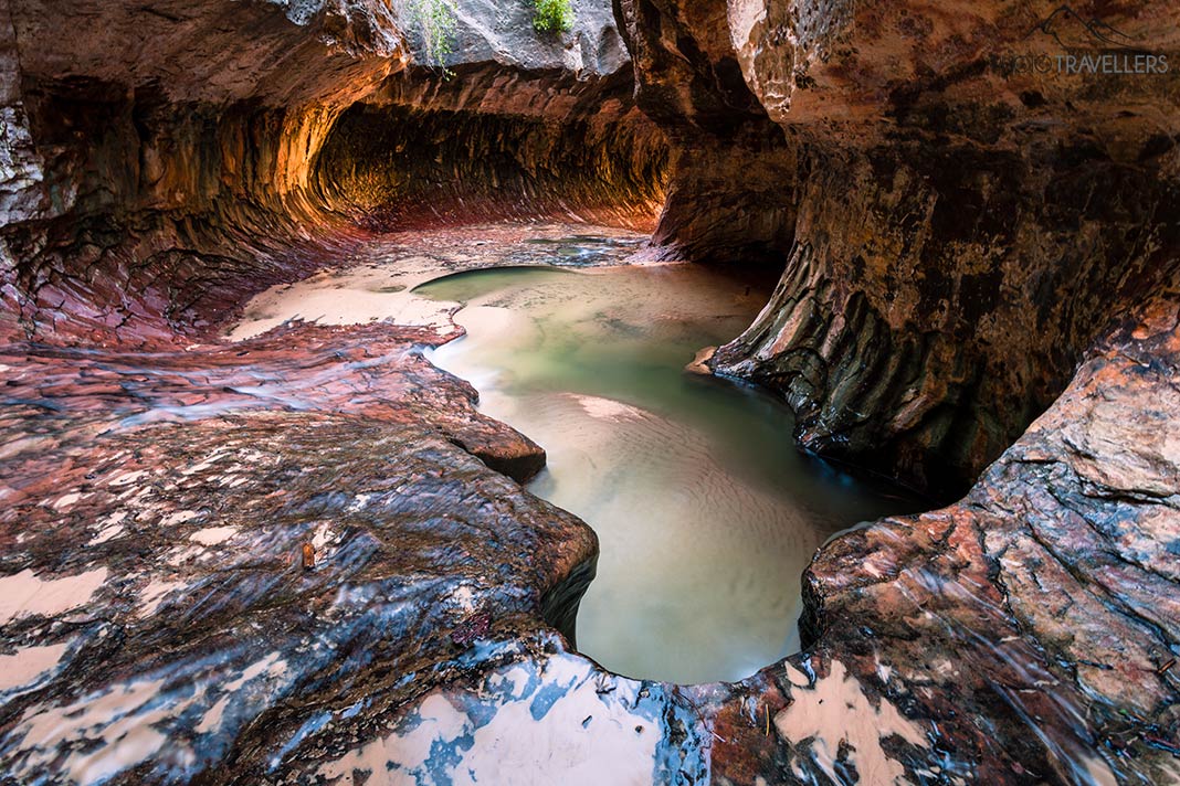 Die "Subway", ein halboffener Tunnel mit Wasser, im Zion Nationalpark in Utah