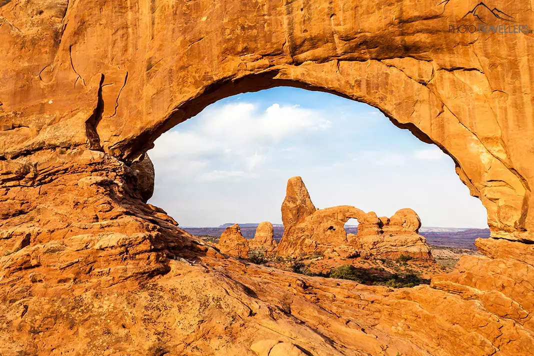 Der Blick durch den North Window Arch auf den Turret Arch im Arches Nationalpark in Utah