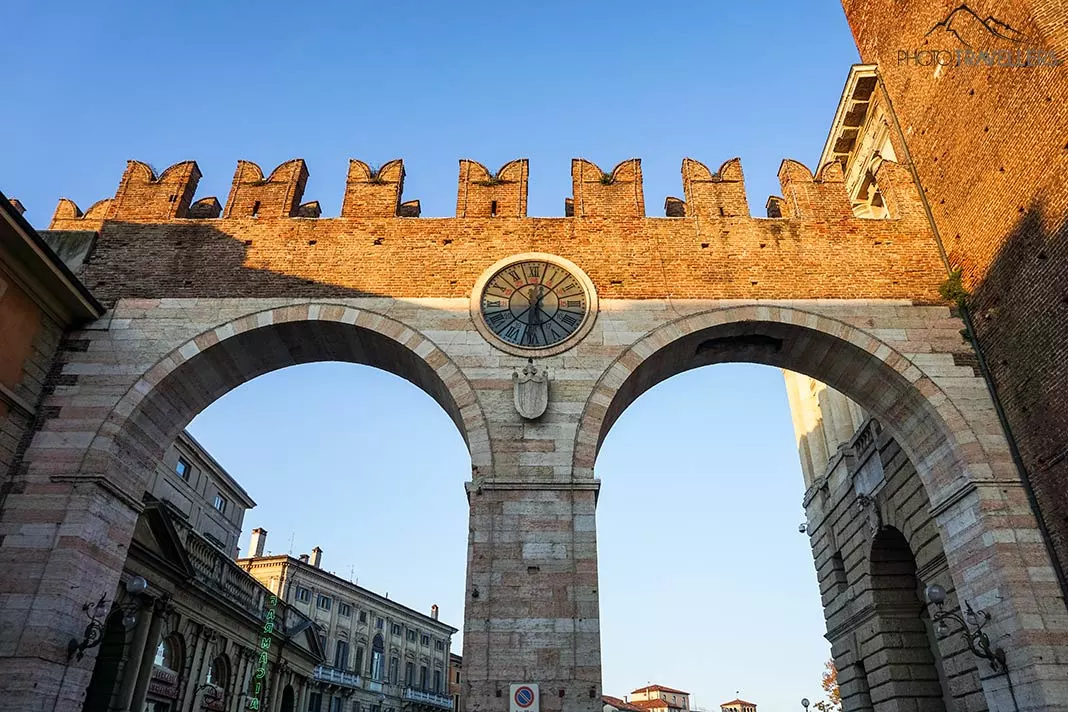 Das bekannte Stadttor mit Uhr - Portoni della Bra - in Verona