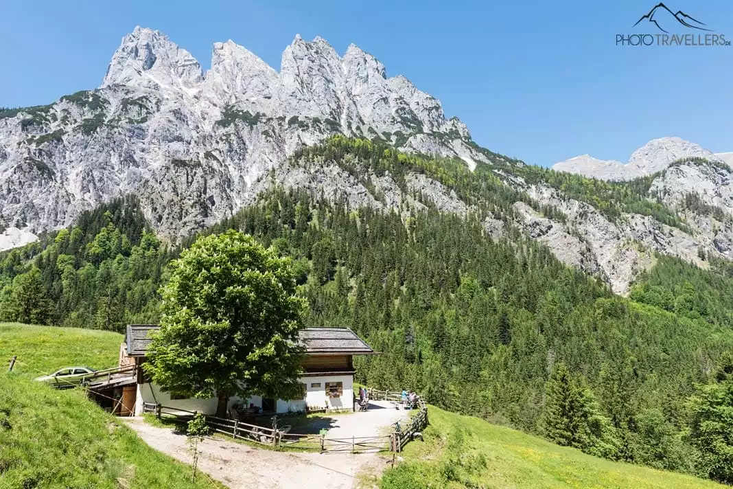 Die Ragert Alm in imposanter Bergkulisse in den Berchtesgadener Alpen