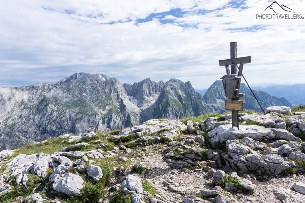 Der Schneibstein-Gipfelkreuz mit Blick über die Berchtesgadener Alpen