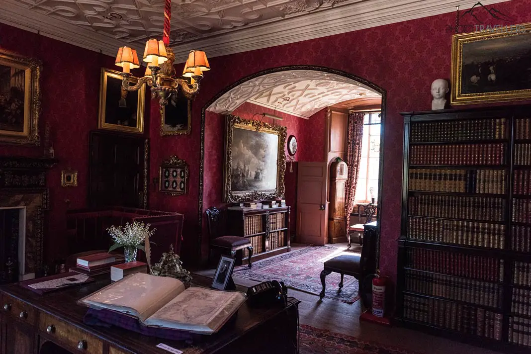 Ein Raum mit Büchern im Fyvie Castle