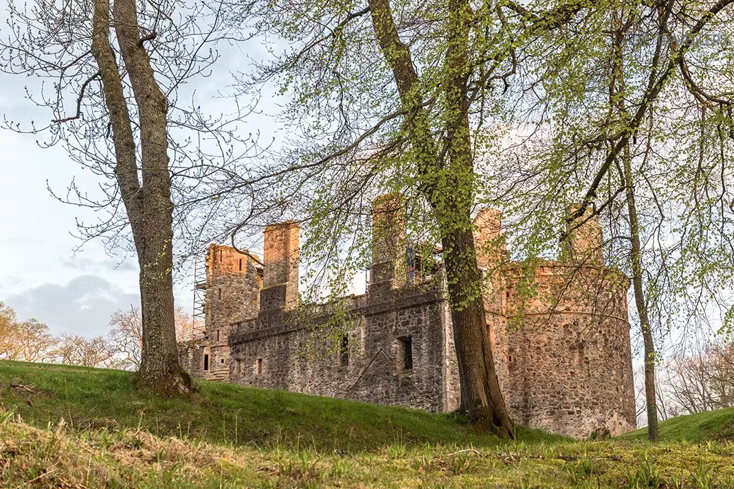 Das Huntly Castle zwischen Bäumen