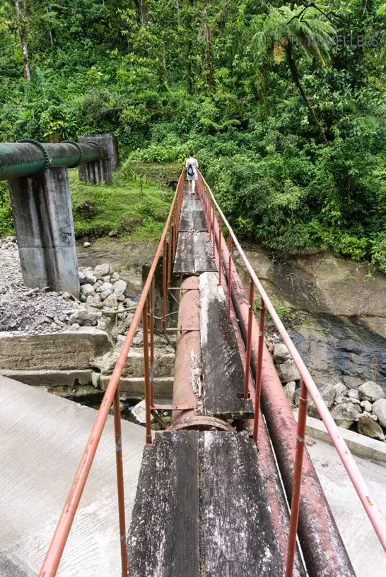 Biggi auf alter Brücke auf dem Weg zur Titou Gorge