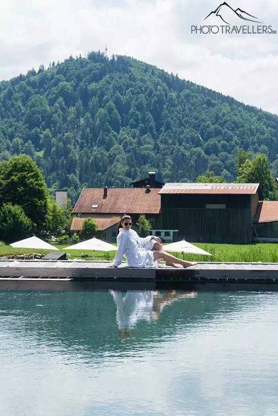 Reisebloggerin Biggi Bauer am Pool vom Hotel Haubers im Allgäu