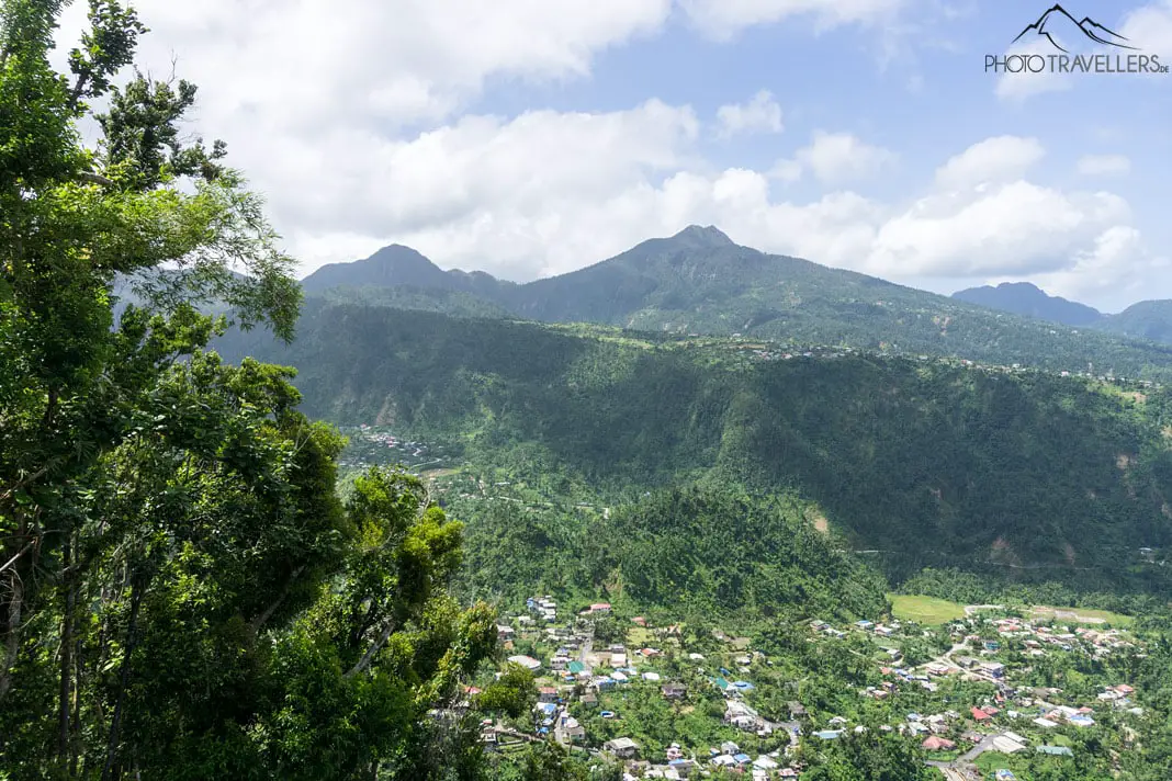 Blick über eine kleine Ortschaft auf Dominica