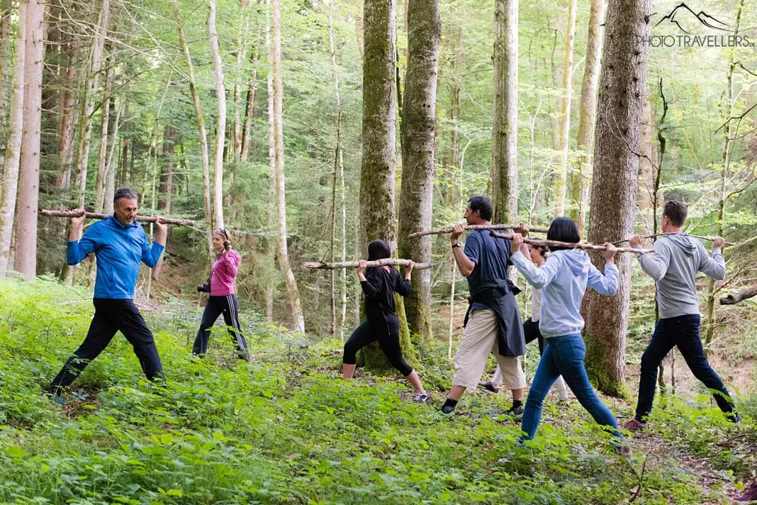 Eine Sportgruppe im Wald beim Waldbaden