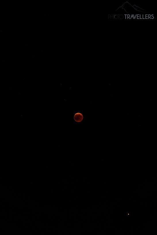 Der Blutmond mit dem Mars am Nachthimmel