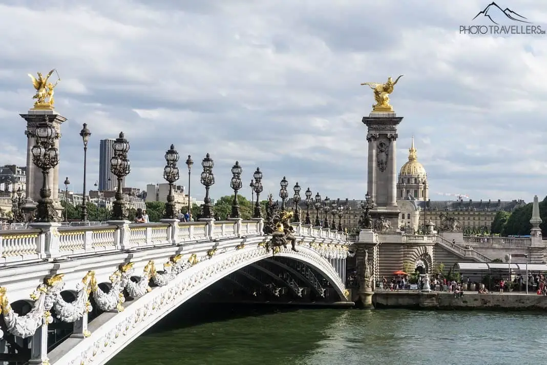 Die Brücke Pont Alexandre III ist eine absolute Sehenswürdigkeit