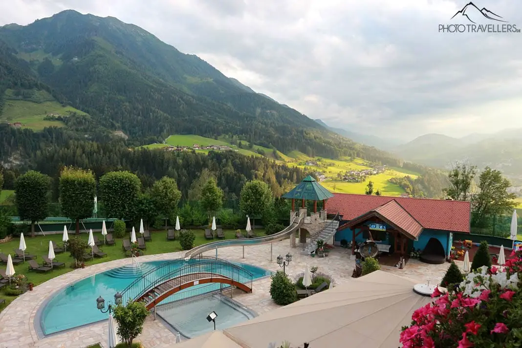 Der Hotelpool des Verwöhnhotels Berghof im St. Johann Alpendorf