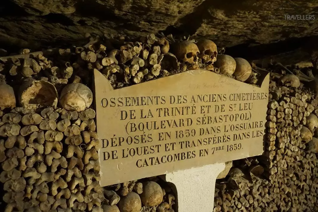 Totenköpfe in den Katakomben von Paris