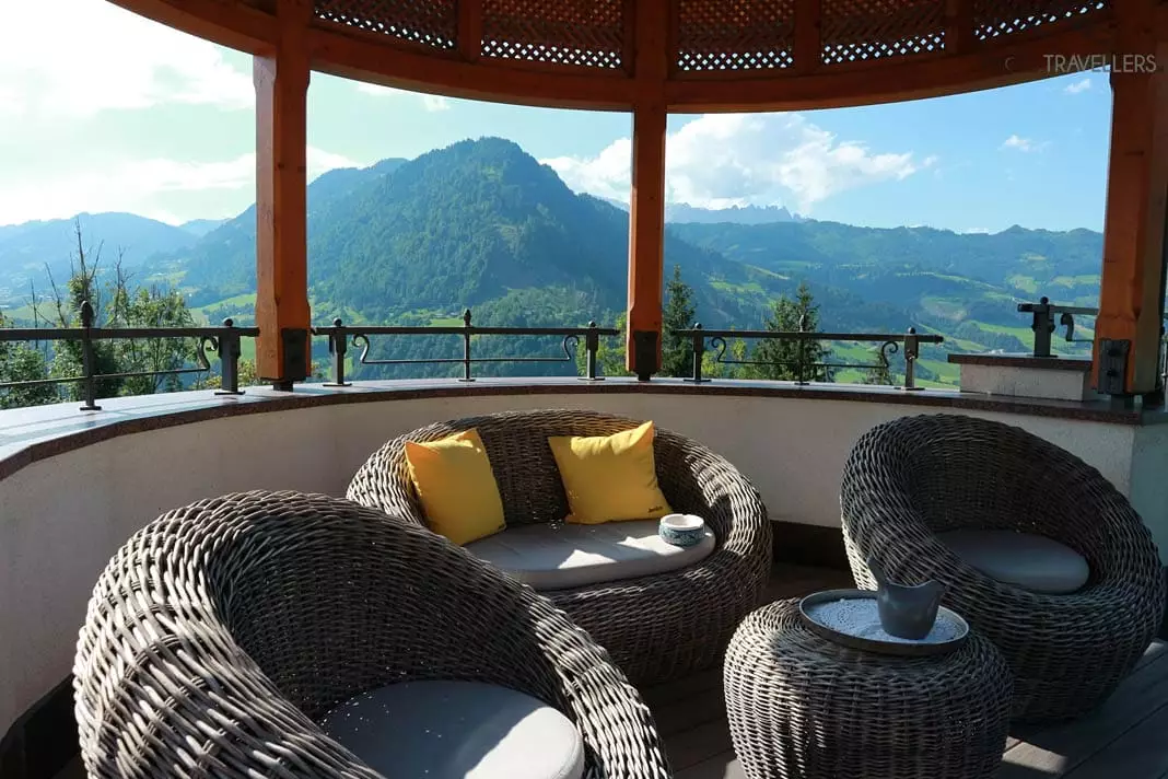 Eine schöne Lounge mit Bergblick