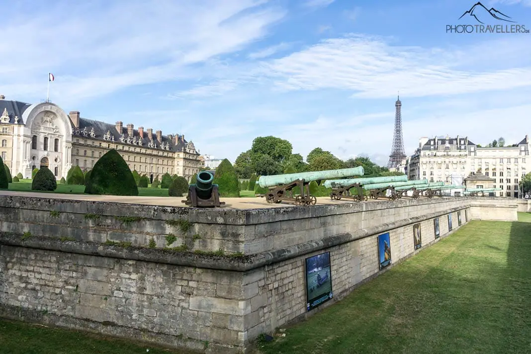 Cannons in front of the Musée de l'Armée