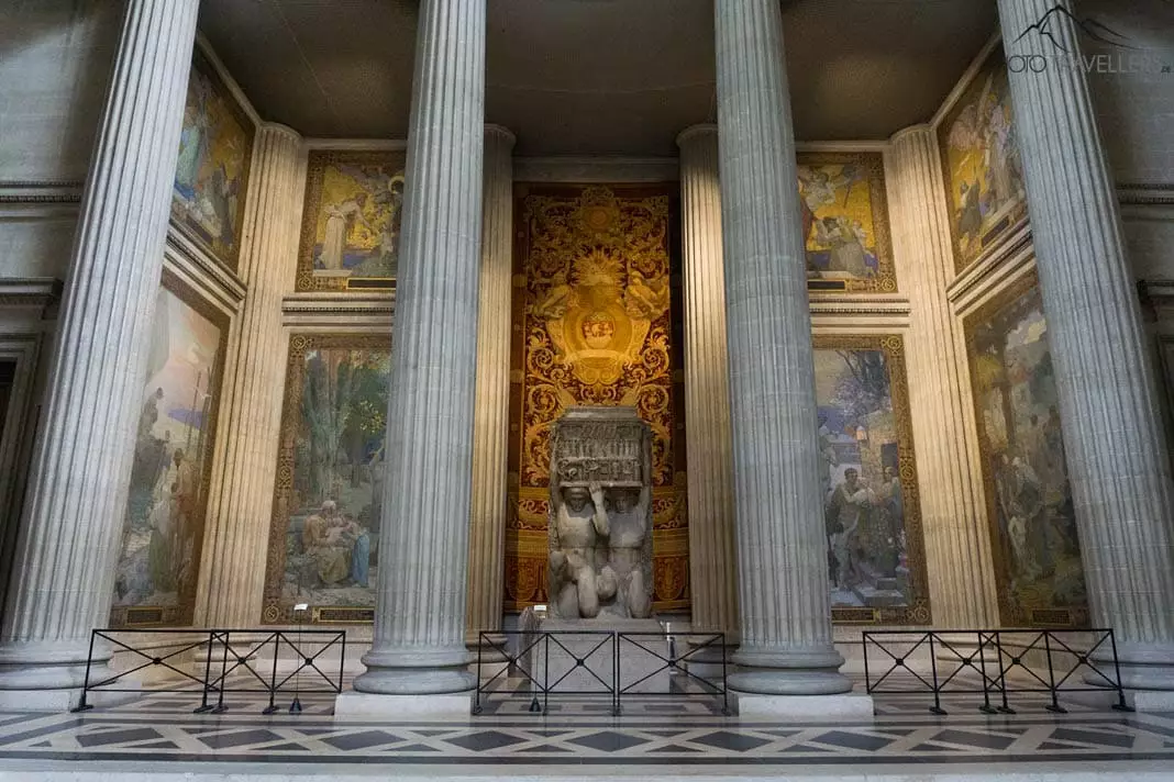 Statues and columns in the Panthéon