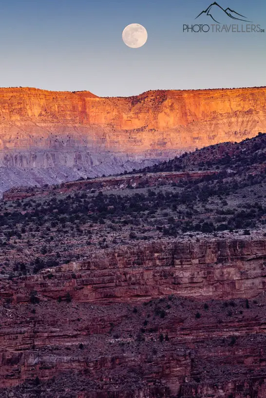 Ein Super-Vollmond über dem Grand Canyon
