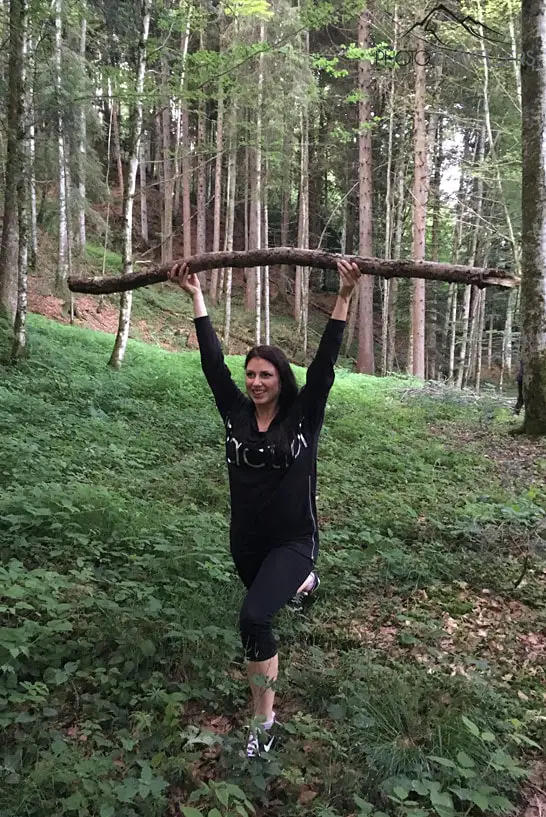 Biggim im Wald mit einem Stock beim Waldbaden