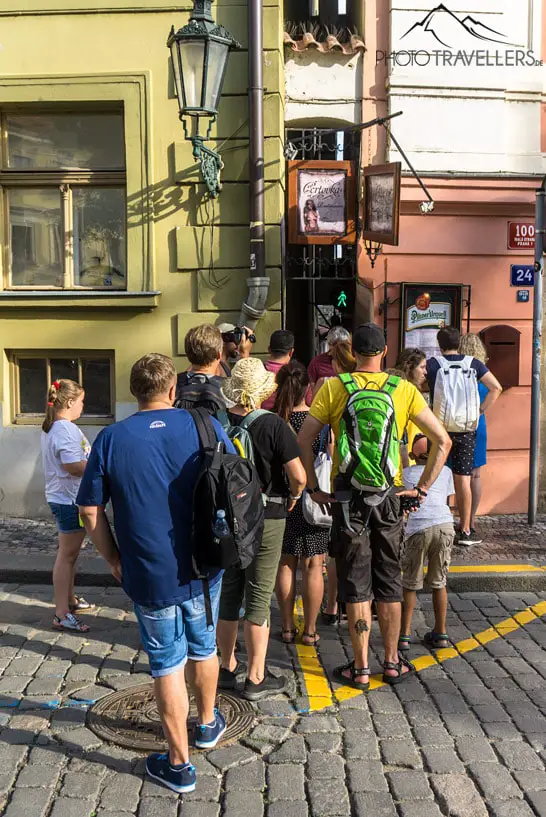 Eine Menschentraube vor der engsten Gasse in Prag