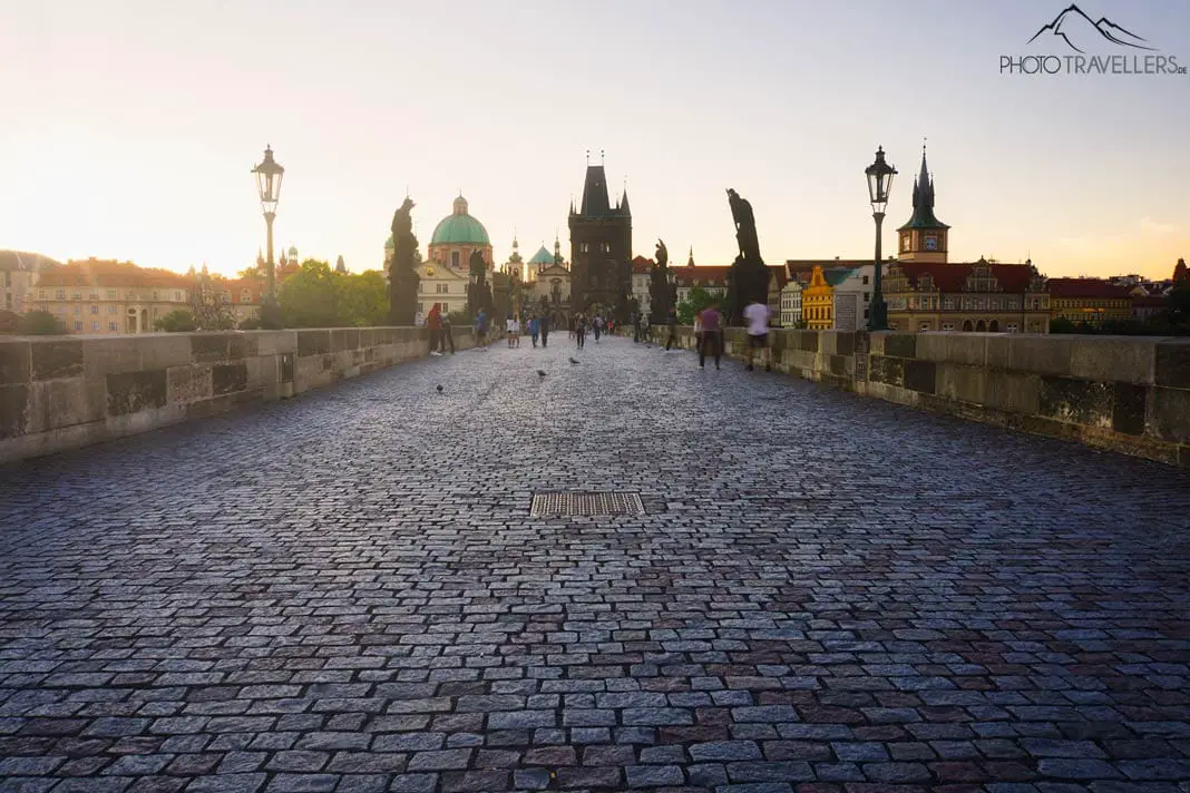 Die Karlsbrücke in Prag bei Sonnenaufgang