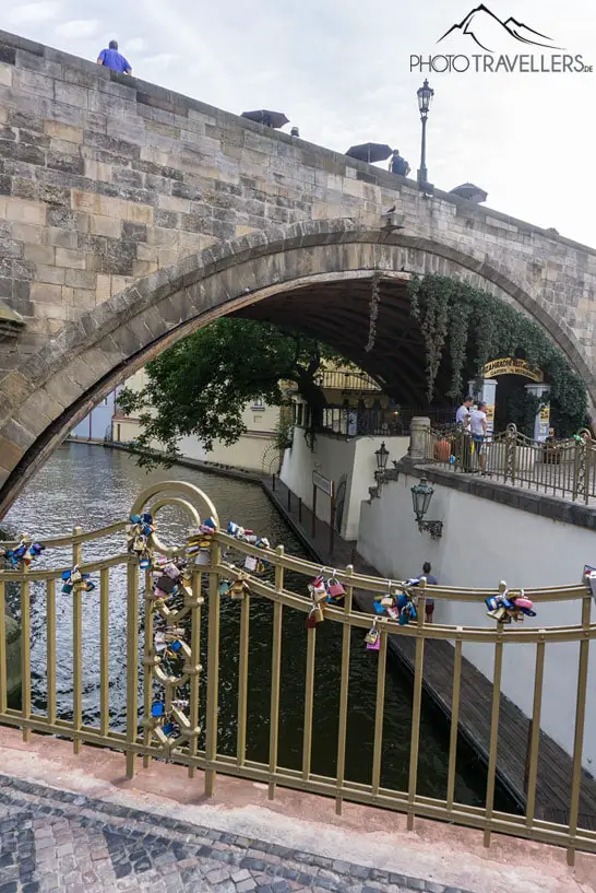 Eine kleine Brücke über den Kanal Čertovka in Prag