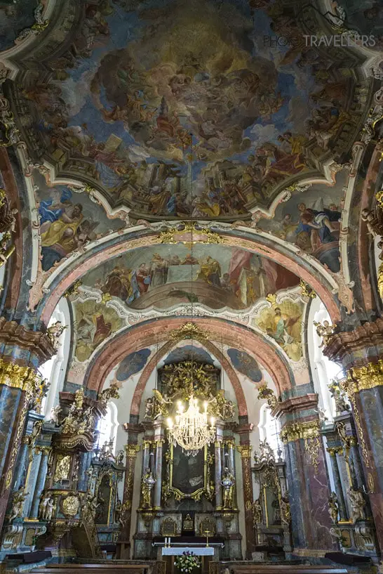 Im Inneren der Kirche des Loretos