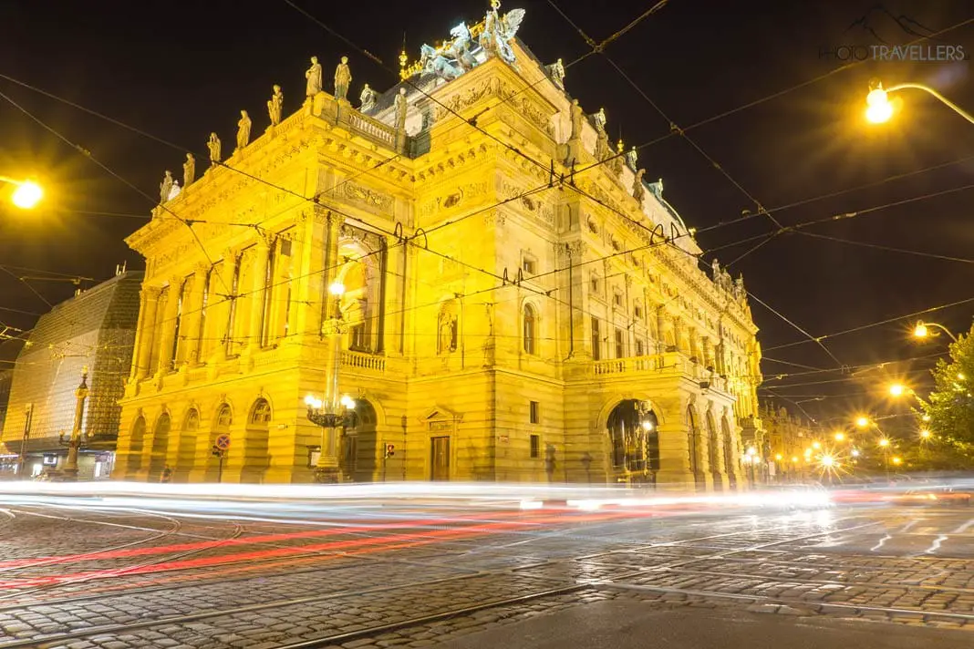 Prager Nationaltheater bei Nacht