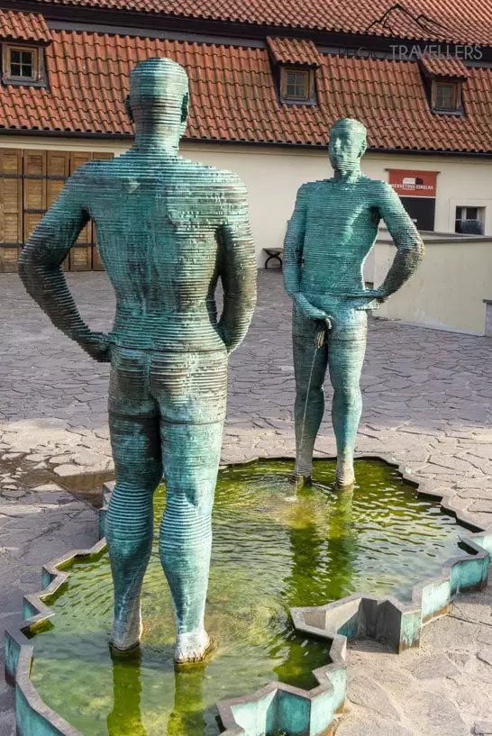 Die bekannte Piss-Skulptur vor dem Kafka-Museum in Prag