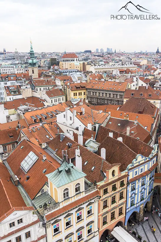 Der Blick vom Rathausturm in Prag über die Stadt